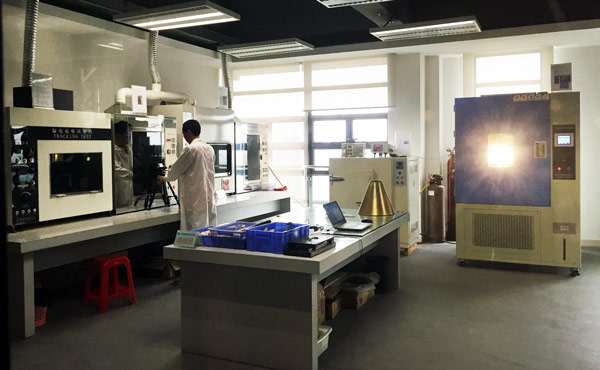 A researcher is seen testing a lighting product at a national testing lab set up by Huayi Lighting Co Ltd, Nov 11, 2015. (Photo by He Yini / chinadaily.com.cn)