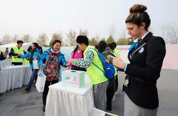 A judge from Guinness World Record was on spot at the event. (Photo/Beijing Youth Daily)