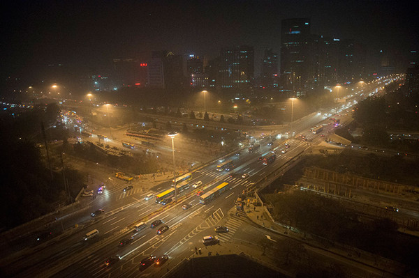 Traffic flow resumed late on Sunday afternoon. (Photo/China Daily)