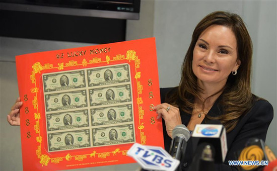 U.S. Treasurer Rosie Rios displays the $2 "8888"Lucky Money Sheet during a press conference in Washington D.C., capital of the United States. (Photo Xinhua/Baodandan)