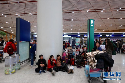 A large number of passengers remain stranded at the Capital International Airport in Beijing, Nov 22, 2015. (Photo/Xinhua) A large number of passengers remain stranded at the Capital International Airport in Beijing, Nov 22, 2015. (Photo/Xinhua)