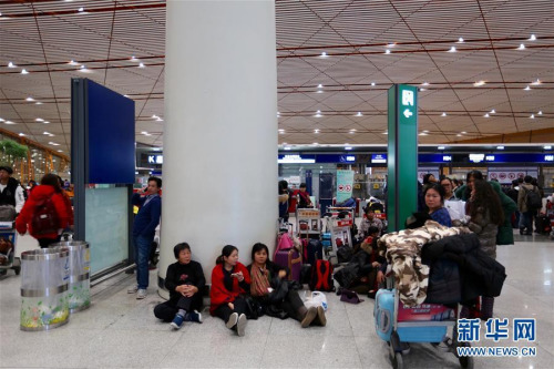 A large number of passengers remain stranded at the Capital International Airport in Beijing, Nov 22, 2015. (Photo/Xinhua)