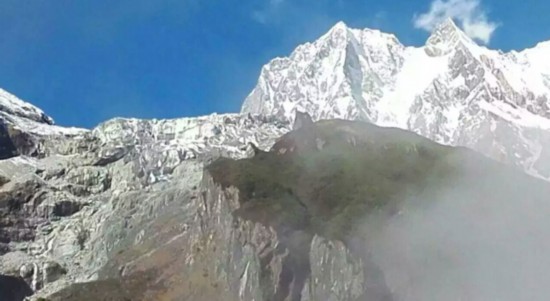 The natural wonder resembles the shape of a wolf on Hailugou Valley, Sichuan province. (Photo/scol.com.cn)