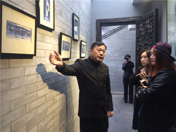 A Mei Mansion staff member points out historic photos of Mei Lanfang to guests, Nov 19, 2015. Photo/chinadaily.com.cn