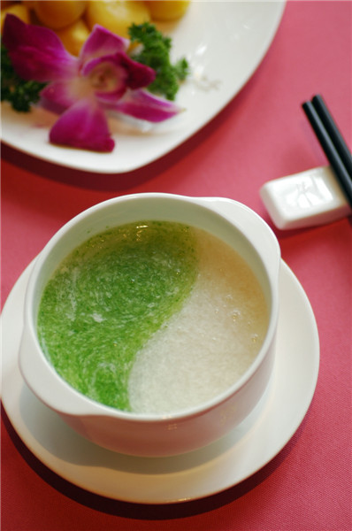 This chicken porridge is said to have been a must-have for Mei Lanfang before each performance. Photo provided to chinadaily.com.cn