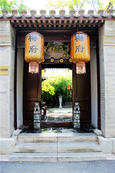 The front door of Mei Mansion offers a welcoming sight. Photo provided to chinadaily.com.cn