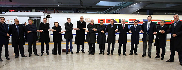 Premier Li Keqiang and most of the leaders participating in the Fourth Summit of China and Central and Eastern European Countries (16+1) pose for a group photo on Wednesday in front of the high-speed train they took from Suzhou, Jiangsu province, to Shanghai. WU ZHIYI/CHINA DAILY