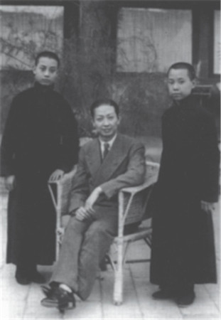 Peking Opera master Mei Lanfang (center) with his students Li Shifang (left) and Mao Shilai in 1936. (Photo provided to China Daily)