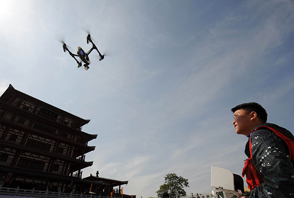 A man flies a drone for aerial photography in Bozhou, Anhui province. ZHANG YANLIN/CHINA DAILY