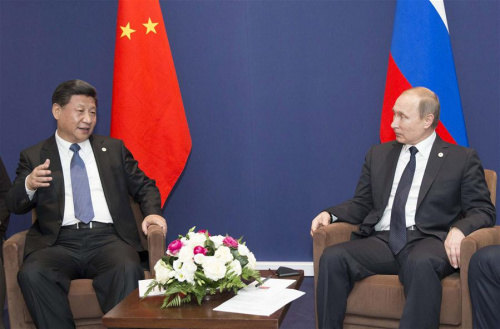 Chinese President Xi Jinping (L) meets with Russian President Vladimir Putin in Paris, France, Nov. 30, 2015. (Photo: Xinhua/Huang Jingwen)