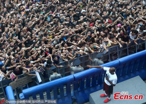 Fans greet NBA star Kobe Bryant during his China tour in Guangzhou, South China��s Guangdong province, August 2, 2015. (Photo/Osports)