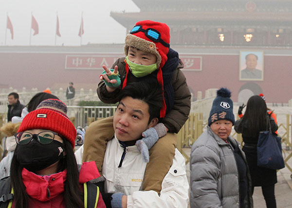 Tourists visit Tian'anmen Square on Tuesday as the city experiences its most severe smog this year. ZHANG WEI/CHINA DAILY