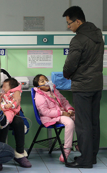 An increasing number of children suffering from respiratory illness receive treatment in hospitals in the city this winter. FENG YONGBIN/CHINA DAILY