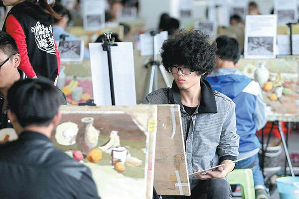 Students take part in art and design exams at an educational institution in Nanjing, capital of Jiangsu province. (XU QI/FOR CHINA DAILY)