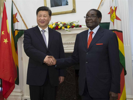 Chinese President Xi Jinping (L) holds talks with Zimbabwean President Robert Mugabe in Harare, Zimbabwe, Dec. 1, 2015. (Xinhua/Huang Jingwen)