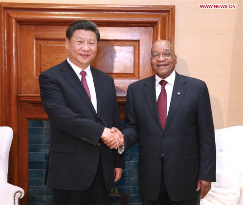 Chinese President Xi Jinping (L) holds talks with his South African counterpart Jacob Zuma in Pretoria, South Africa, Dec. 2, 2015. (Photo: Xinhua/Ma Zhancheng)