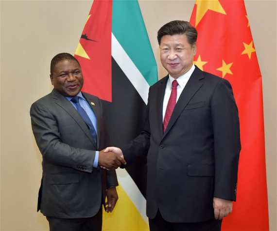 Chinese President Xi Jinping (R) meets with Mozambican President Filipe Nyusi in Johannesburg, South Africa, Dec. 3, 2015. (Photo: Xinhua/Li Tao)