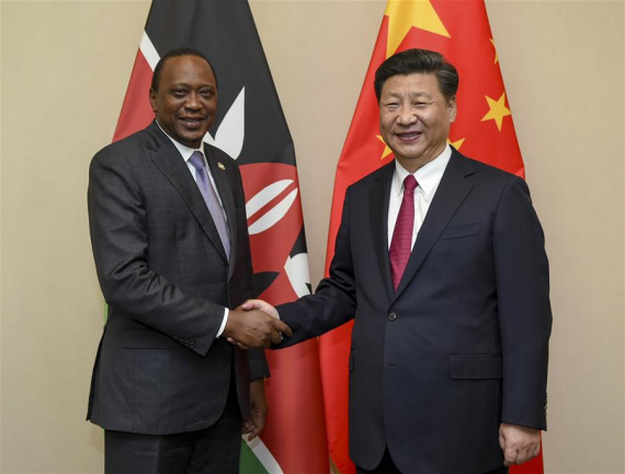 Chinese President Xi Jinping (R) meets with Kenyan President Uhuru Kenyatta in Johannesburg, South Africa, Dec. 3, 2015. (Photo; Xinhua/Xie Huanchi)