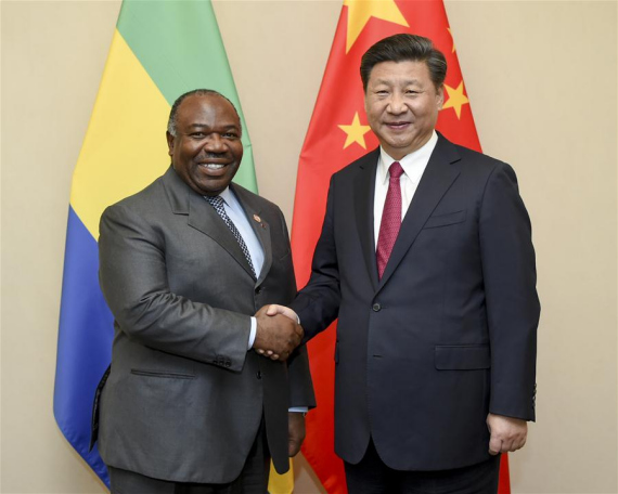 Chinese President Xi Jinping (R) meets with Gabonese President Ali Bongo Ondimba in Johannesburg, South Africa, Dec. 3, 2015. (Photo: Xinhua/Xie Huanchi)