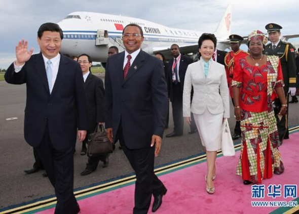 On March 24,2013, Chinese President Xi Jinping arrived in Dar es Salaam, kicking off his state visit to Tanzania. Xi and his wife Peng Liyuan were warmly greeted by Tanzanian President Kikwete and his wife. (Photo/Xinhua)