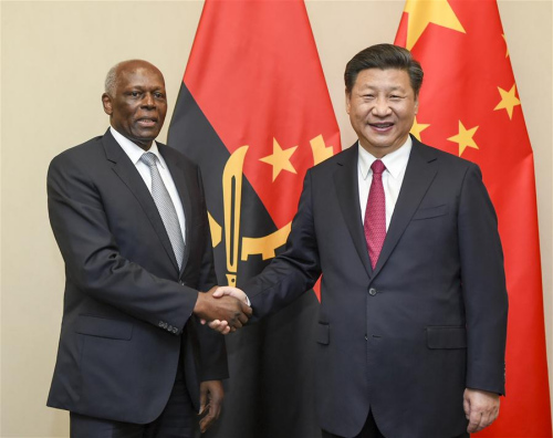 Chinese President Xi Jinping (R) meets with Angolan President Jose Eduardo dos Santos in Johannesburg, South Africa, Dec. 3, 2015. (Xinhua/Xie Huanchi)