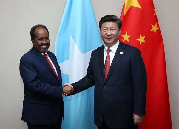 Chinese President Xi Jinping (R) meets with Somali President Hassan Sheikh Mohamoud in Johannesburg, South Africa, Dec. 4, 2015. (Xinhua/Pang Xinglei)
