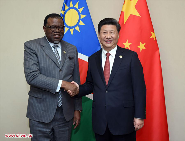 Chinese President Xi Jinping (R) meets with Namibian President Hage Geingob in Johannesburg, South Africa, Dec. 4, 2015. (Xinhua/Zhang Duo)