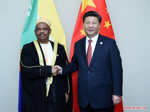Chinese President Xi Jinping (R) meets with his Comoros counterpart Ikililou Dhoinine in Johannesburg, South Africa, Dec. 4, 2015. (Xinhua/Zhang Duo)