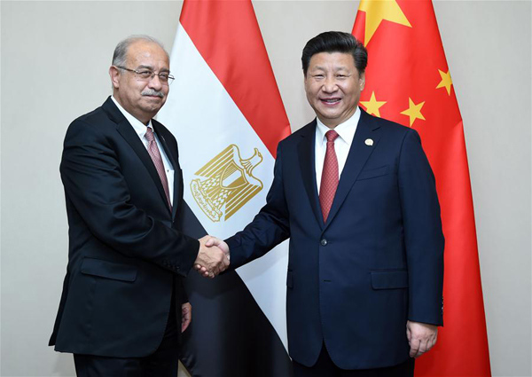 Chinese President Xi Jinping (R) meets with Egyptian Prime Minister Sherif Ismail in Johannesburg, South Africa, Dec. 4, 2015. (Xinhua/Zhang Duo)