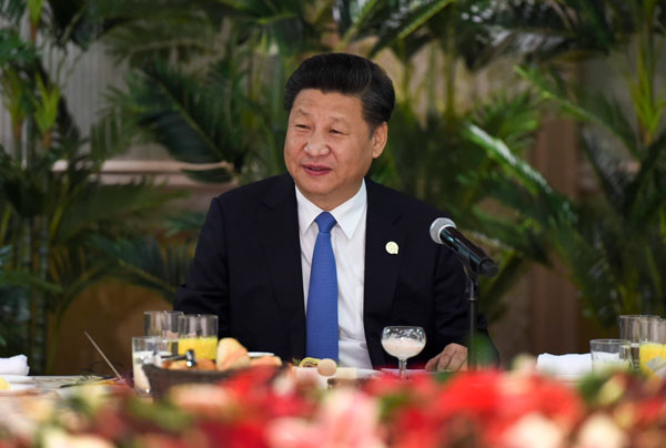 Chinese President Xi Jinping holds a group meeting with leaders of 13 African countries, in Johannesburg, South Africa, Dec 4, 2015. (Photo/Xinhua)