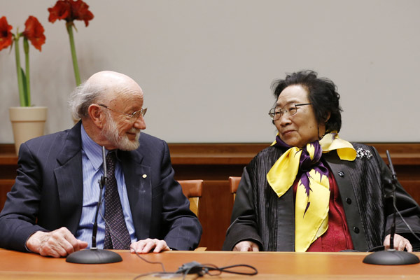 Chinese scientist Tu Youyou (right), the 2015 Nobel Prize winner for physiology or medicine, attends a news conference with fellow Nobel laureate William Campbell from Drew University in the United States on Sunday in Stockholm, Sweden. (Photo by Ye Pingfan/Xinhua)