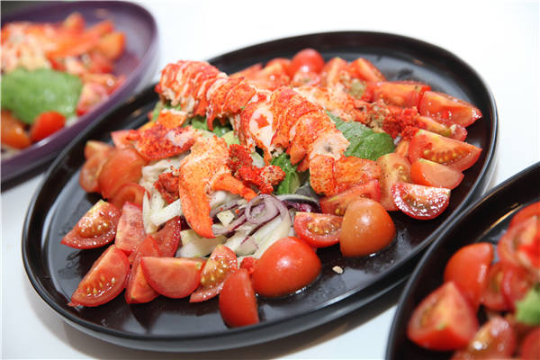 Craig Au Yeung Ying Chai from Hong Kong is in Beijing to design a set Christmas menu to match Stella Artois' beers. (Photos provided to China Daily)