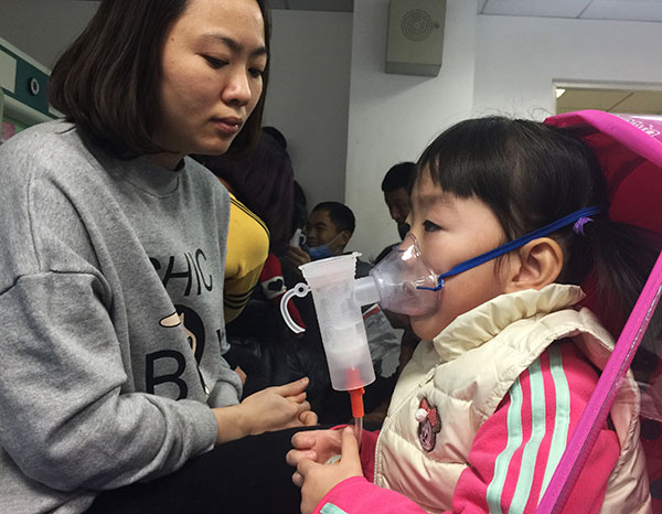 Children receive aerosol therapy on Wednesday at Beijing Children's Hospital, which has seen an increase in respiratory system diseases among youngsters since smog hit the capital this week. FENG YONGBIN/CHINA DAILY