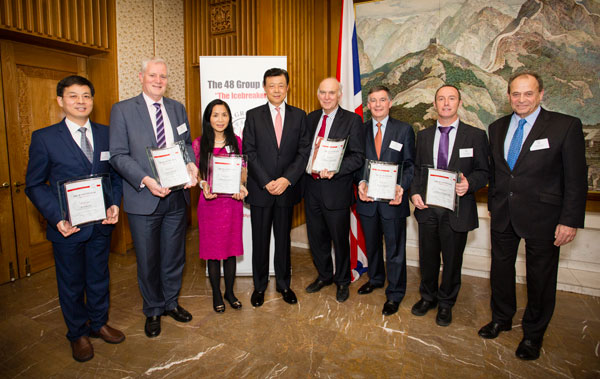 Chinese ambassador Liu Xiaoming (4th from the left) and Stephen Perry, the chairman of 48 Group Club (1st from the right) pose for a group photo with this year's Icebreaker Award winners. (Photo provided to chinadaily.com.cn)