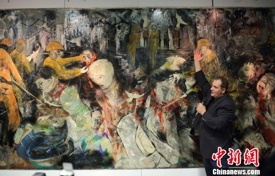 French artist Christian Poirot donates an oil painting to the Nanjing Massacre Memorial Hall on Thursday afternoon. (Photo/Chinanews.com)