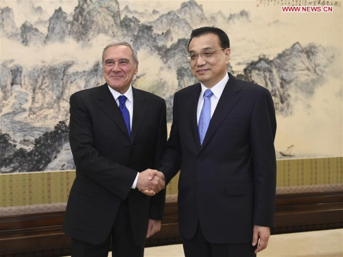 Chinese Premier Li Keqiang (R) meets with Italian Senate President Pietro Grasso in Beijing, capital of China,Dec. 11, 2015. (Xinhua/Xie Huanchi) 