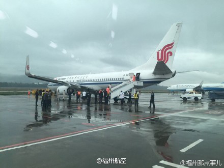 An Air China plane, left, waits for fire extinguisher at an airport in Fuzhou, East China's Fujian province, Dec 10, 2015. (Photo/Fuzhou Airlines' Weibo)