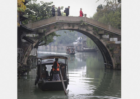 As the host of the Second World Internet Conference on Dec 16, Wuzhen town in Zhejiang province is in the spotlight. (Photo: China Daily/Geng Feifei)