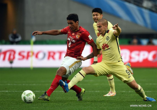 Paulinho (L) of China's Guangzhou Evergrande vies with Dario Benedetto of Mexico's Club America during the Club World Cup quarter-final match in Osaka, Japan, Dec. 13, 2015. Guangzhou Evergrande won the match 2-1 and advanced to the semifinal. (Photo: Xinhua/Liu Dawei)