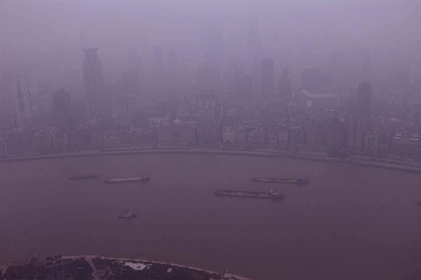 The city's landscape shrouded in smog today. Shanghais Air Quality Index has been rising since Sunday evening, and reached 162, or the moderately polluted level, at 8am on Monday.(Dong Jun)