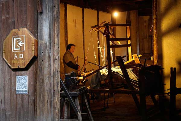An ancient textile machine. (Photo by Geng Feifei/China Daily)