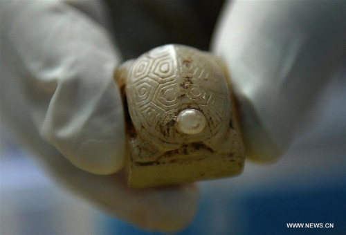 Photo taken on Dec. 13, 2015 shows a turtle-shaped jade stamp unearthed from the tomb in the Haihunhou (Marquis of Haihun) cemetery, east China's Jiangxi Province. (Xinhua/Wan Xiang)