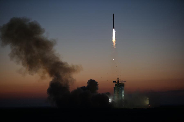 Carrier Long March 2-D rocket blasts off, sending into space the country's first Dark Matter Particle Explorer Satellite at the Jiuquan Satellite Launch Center in Gansu province, Dec 17, 2015. (Photo/Xinhua)
