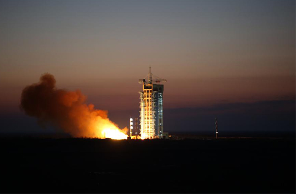 Carrier Long March 2-D rocket blasts off, sending into space the country's first Dark Matter Particle Explorer Satellite at the Jiuquan Satellite Launch Center in Gansu province, Dec 17, 2015. (Photo/Xinhua)