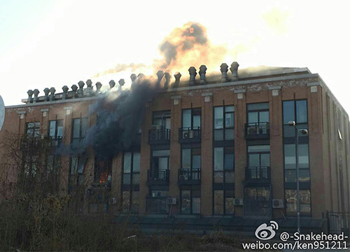 Photo posted on Weibo indicates smoke rising from a lab in Tsinghua University, Dec 18, 2015.