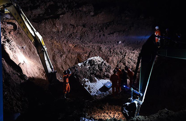 Rescuers work at the landslide site of an industrial park in Shenzhen, south China's Guangdong Province, Dec 20, 2015. (Photo/Xinhua)