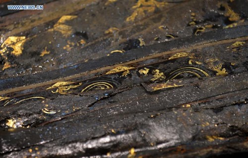 Photo taken on Dec. 20, 2015 shows gilded trunks unearthed from the main coffin in the Haihunhou (Marquis of Haihun) cemetery, east China's Jiangxi Province. (Xinhua/Wan Xiang)