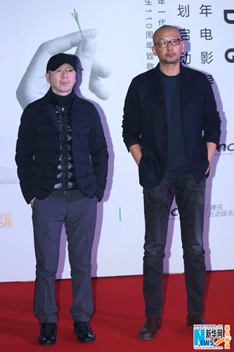 Director Feng Xiaogang Land Guan Hu (R) attend the kick-off ceremony for the CFDG Young Directors Support Program in Beijing on Saturday. Photo/Xinhua