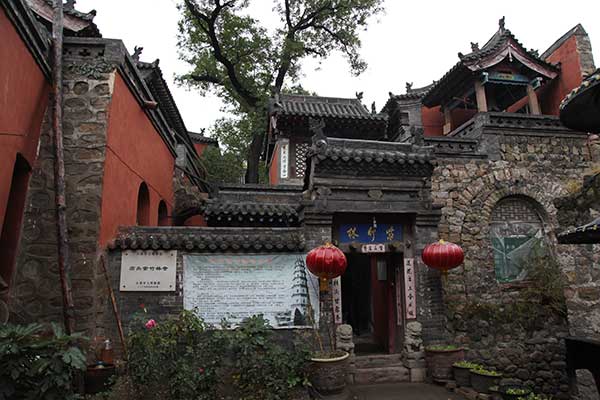 The once-abandoned village is now a popular tourist attraction.(Photo:China Daily/Sun Ruisheng)
