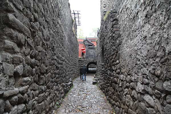 The once-abandoned village is now a popular tourist attraction.(Photo:China Daily/Sun Ruisheng)